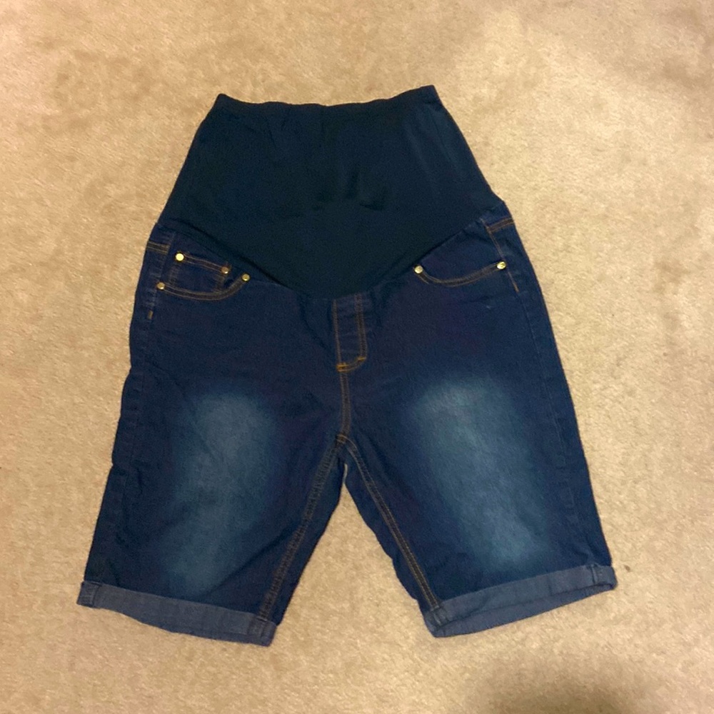 Rumor Has It Full Panel Bermuda Maternity Short EUC